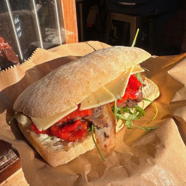 The sun is out and so is… a special sandwich🤩

Roast beef, whole grain mustard, sweet red peppers, rocket and cheddar.

Just for today folks so be quick!